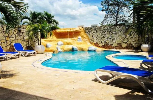 Hotel Akuarius bonao piscine