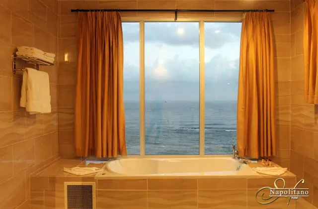 Napolitano Hotel chambre salle de bain vue mer